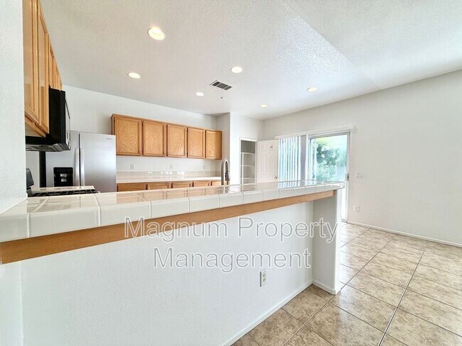 Building Photo - 8182 Bon View Dr