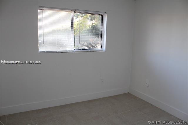 Building Photo - 250 Palm Cir W