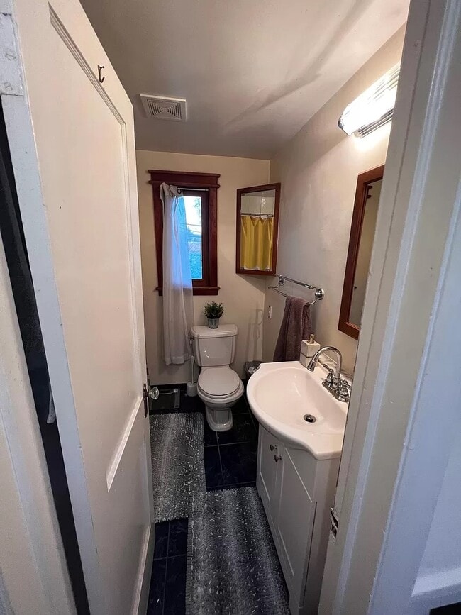 Building Photo - 821 S Ivy St