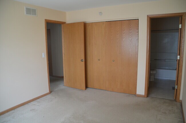 Building Photo - 2503 Dickens Dr