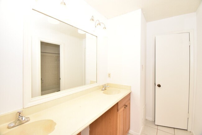 Building Photo - 15926 Pfeiffer Dr