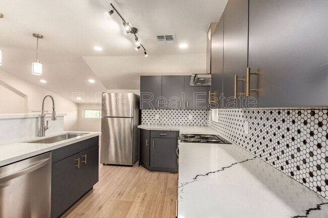 Building Photo - 125 N 11th Ave