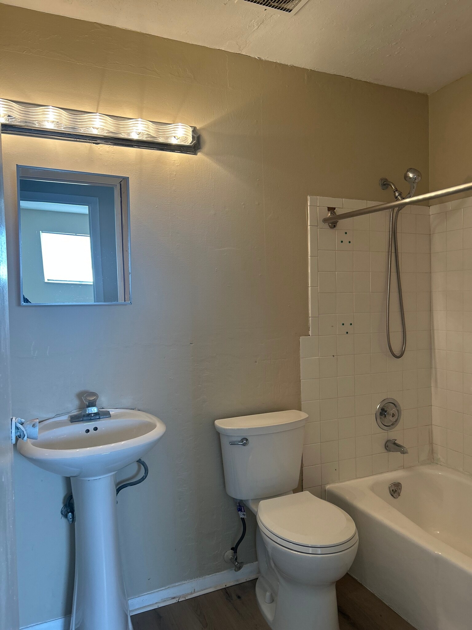 First bath room - 5449 Bromwick Dr
