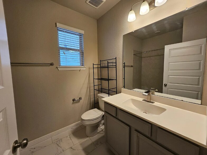 Building Photo - 7811 Tindarey Maple Trace