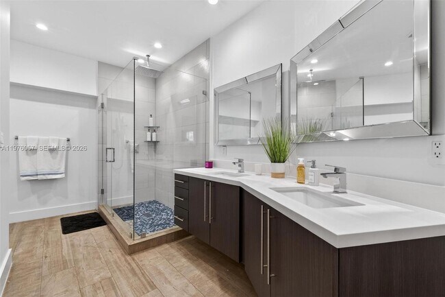 Building Photo - 3231 Salzedo St