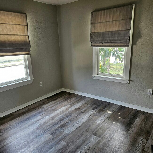 Building Photo - 1549 S Prospect Ave
