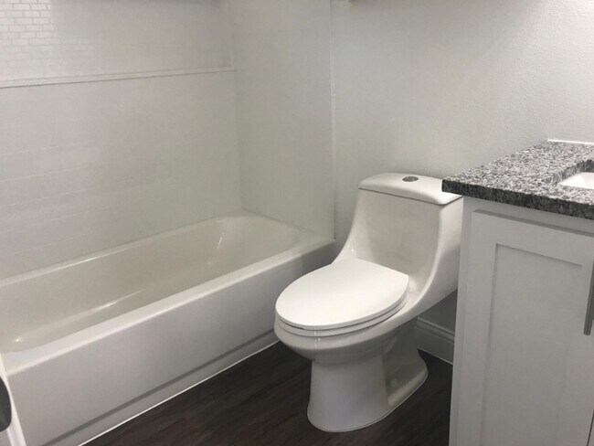 Building Photo - 904 N Bush Ave