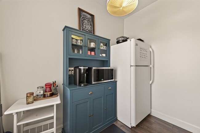 Building Photo - 324 W Alabama St