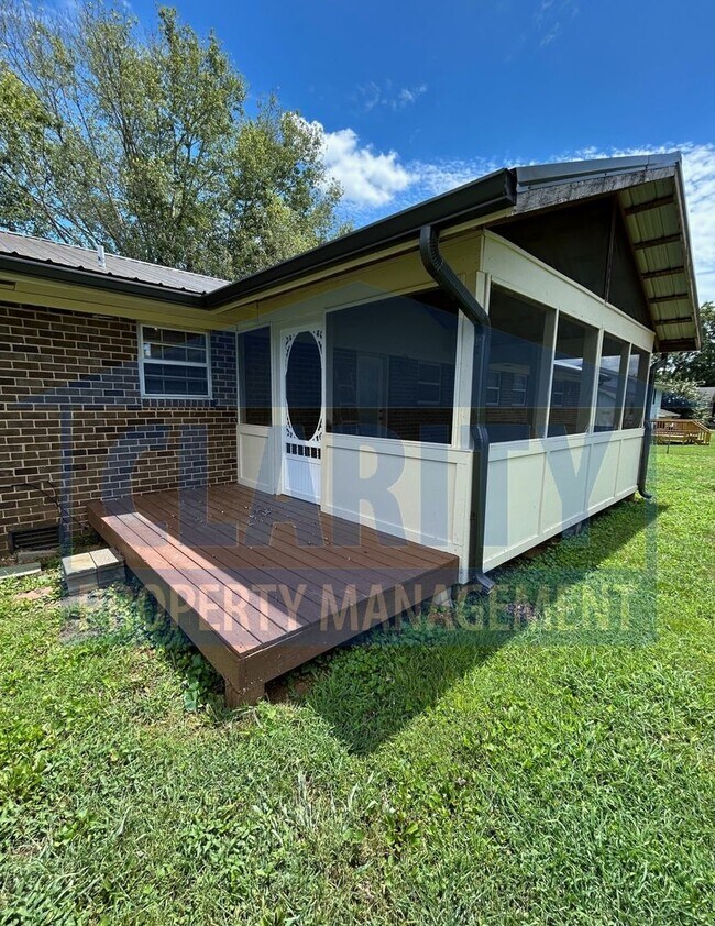 Building Photo - Three bedroom ranch-style home!