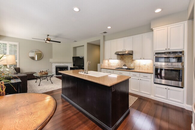 Building Photo - Great Location! Clean, Renovated, Beautifu...