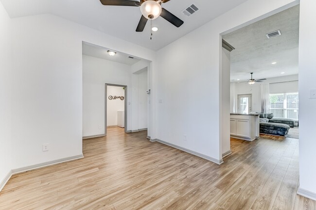 Building Photo - 204 Shoreview Dr