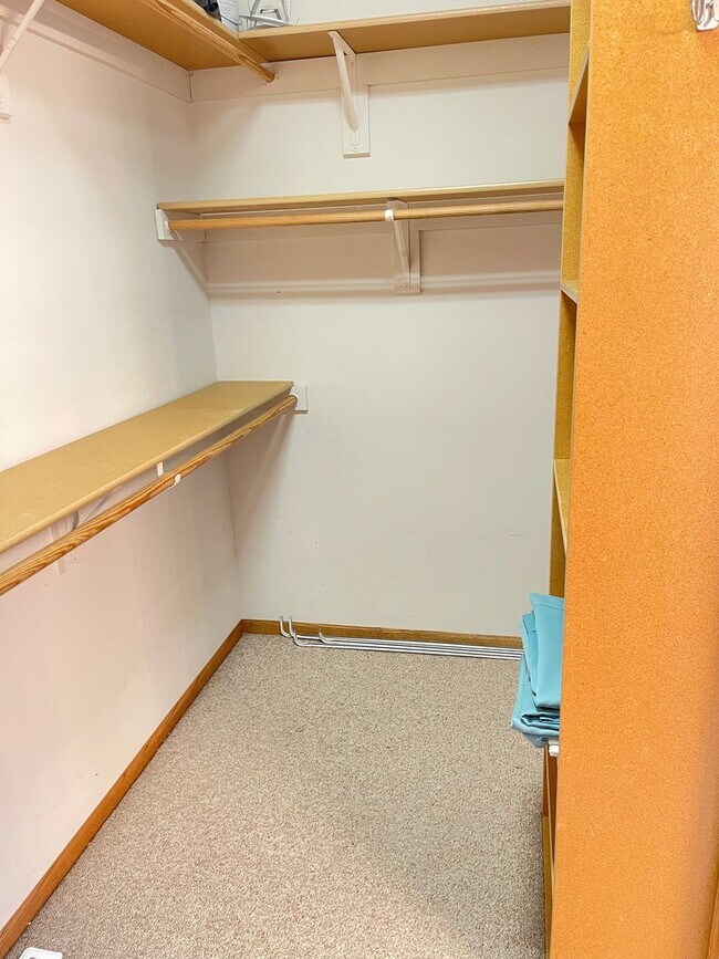 Building Photo - Northwest Omaha Gem: 2,700 Sq Ft, 3-Bedroom, Walk-Out Finished Basement, Fenced Yard, 3-Car Garag...