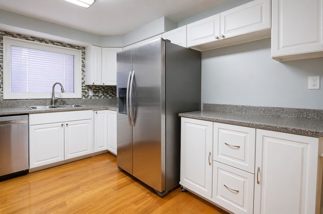Building Photo - 3-bedroom, 2-bath home in West Mifflin