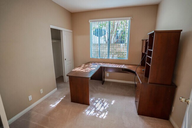 Building Photo - Stunning 5-Bedroom Home with Community Poo...