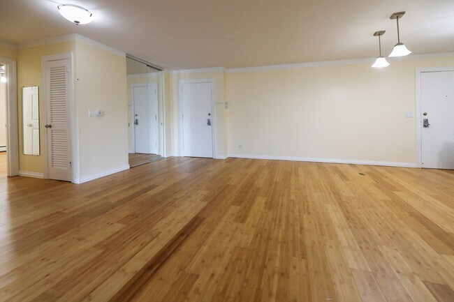 Building Photo - 10385 Dearlove Rd