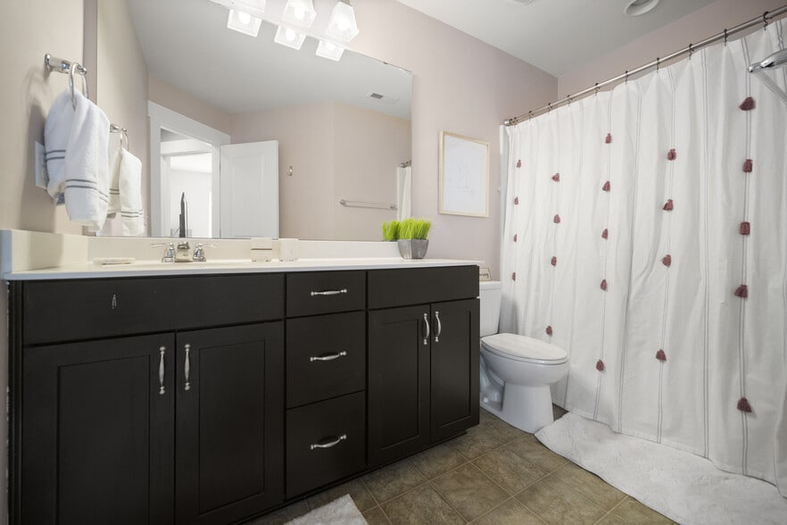 Building Photo - Room in House on Double Oaks Rd