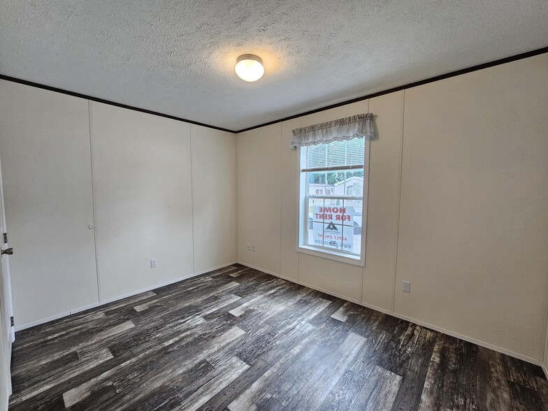 Building Photo - 441 Tulip Dr