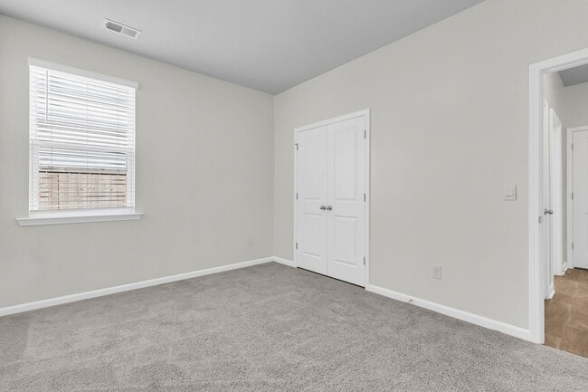 Building Photo - 3 Bedroom 2.5 Bath Located in Pine Hills in Summerville