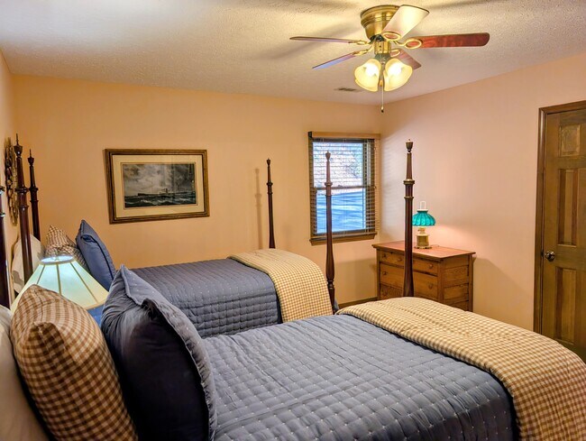 Building Photo - 842 Saddle Back Cir