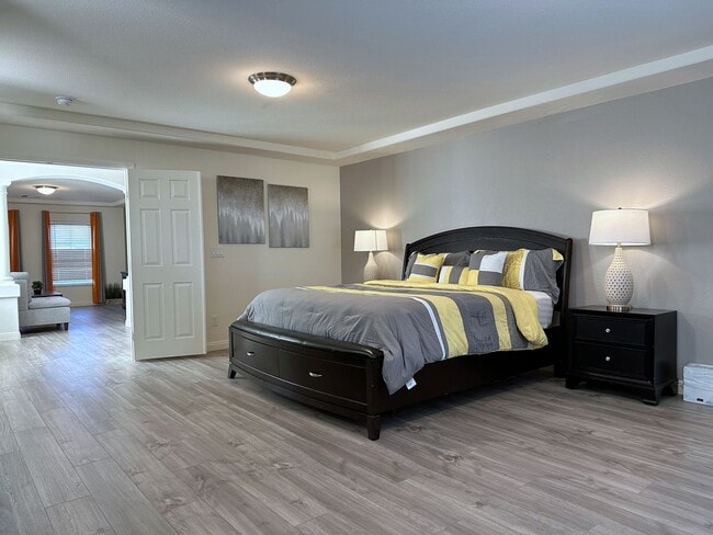 Building Photo - 4Bdrm/2.5bath Single Family Home - Fully Furnished