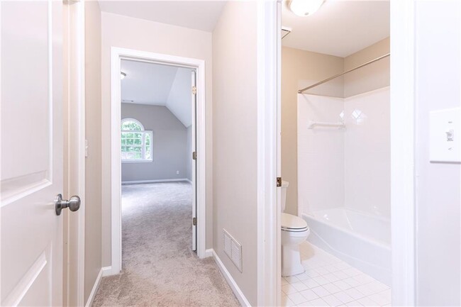 Building Photo - 9360 Nesbit Lakes Dr