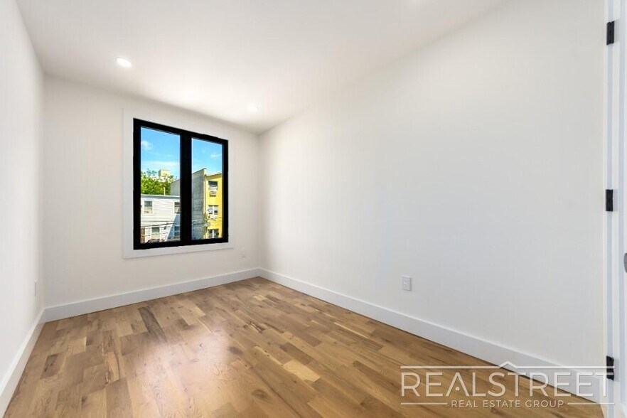 Building Photo - Brand New 3 Bed 2 Bath in Bed Stuy Townhouse!
