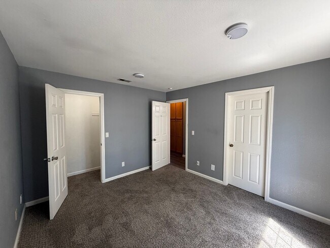 Building Photo - Parkview condo close to shopping & freeway access!