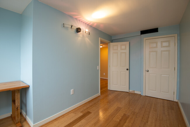 Building Photo - Marvelous 2 Bed Condo in Alexandria Virginia!