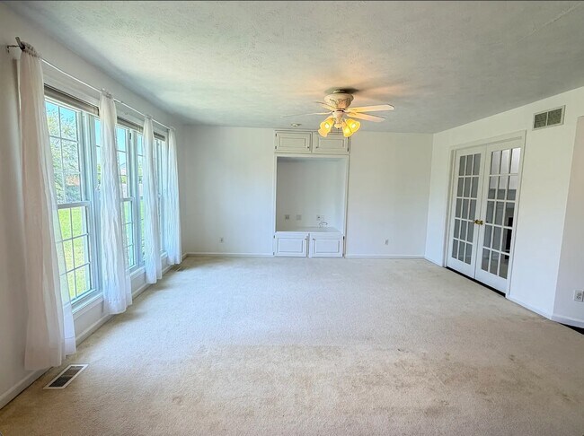 Building Photo - 611 Buttercup Dr