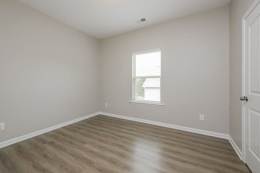 Building Photo - 136 Camellia Way