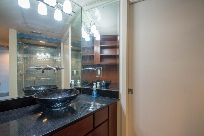 Building Photo - 2 Bed 2 Bath Modern Condo in Uptown Dallas!