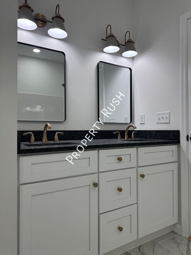 Building Photo - 1852 Wilberforce St