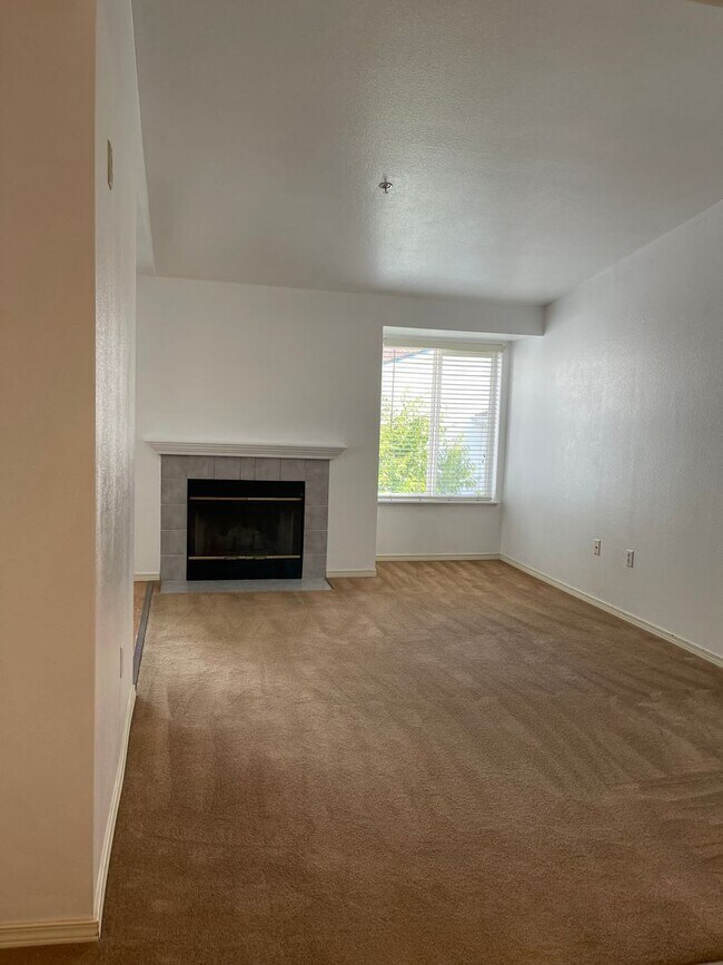 Building Photo - Exceptional, Top-Floor, Corner Renton Cond...