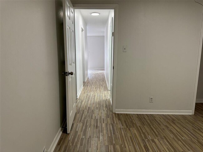 Building Photo - 706 Wren Ave