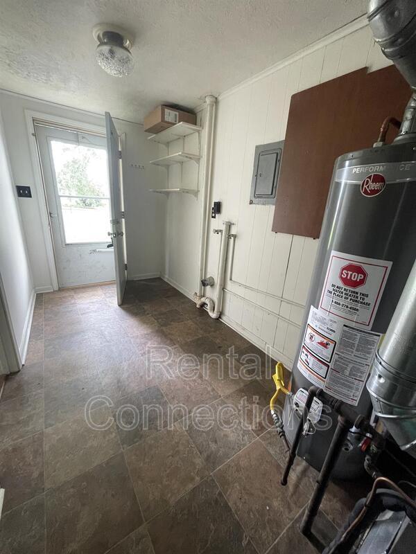 Building Photo - 402 S Bentley St