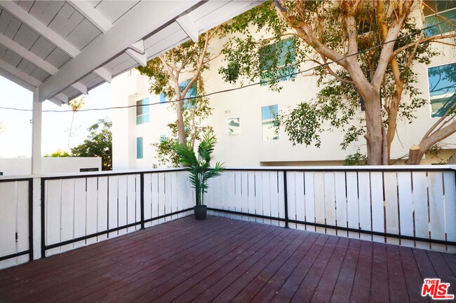 Building Photo - 918 N San Vicente Blvd