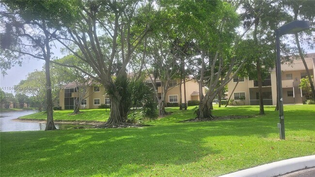 Building Photo - 660 Cypress Club Way