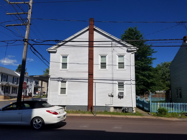 Building Photo - 110 Center St