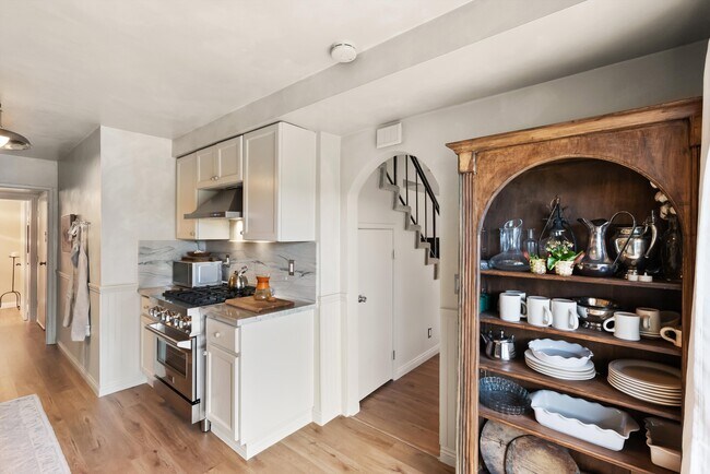 Kitchen w/ Commercial grade stove - 22855 S Van Deene Ave