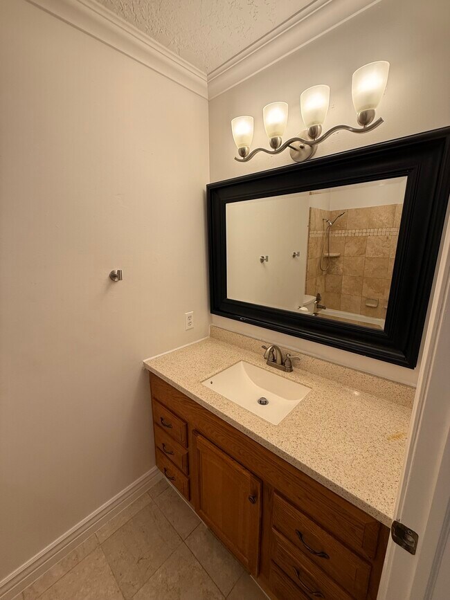 Building Photo - 643 Woodridge Dr