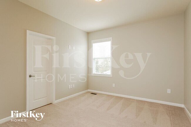 Building Photo - 175 Heathwood Dr