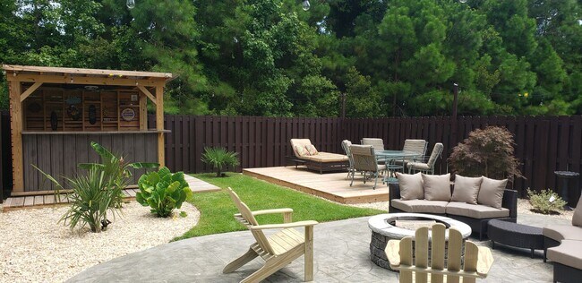 Building Photo - Beautiful Townhome with BEACH Convenience!