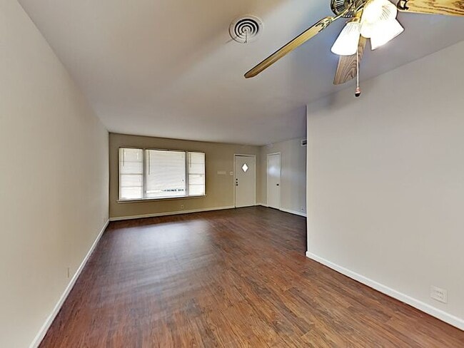 Building Photo - No Application Fees* $500 off 1st Month Rent*
