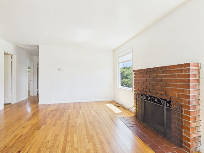 Building Photo - Del Rey Oaks Charmer for Rent