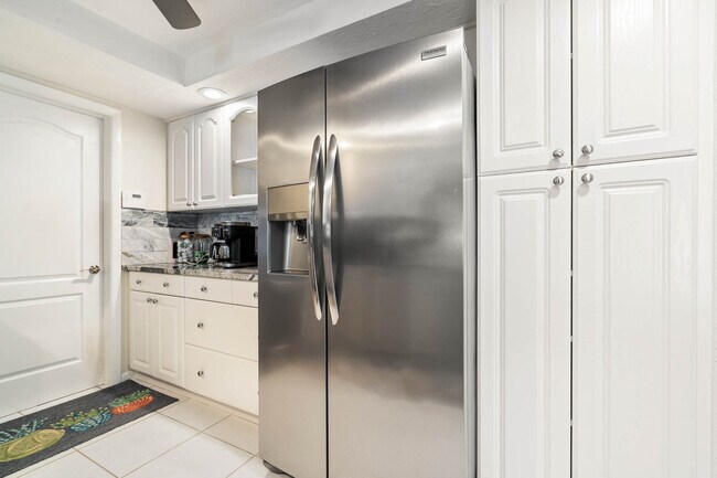 Building Photo - 3003 W Vina Del Mar Blvd