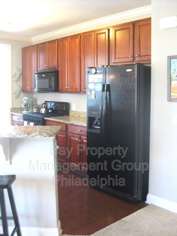 Building Photo - 300 W Elm St