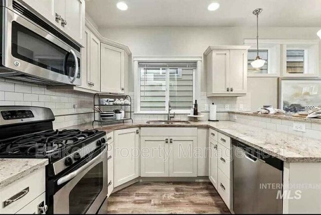 Building Photo - 4366 N Five Mile Rd