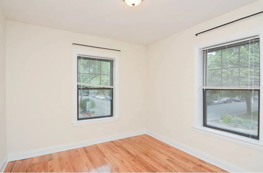 Building Photo - 1102 W Wellington Ave