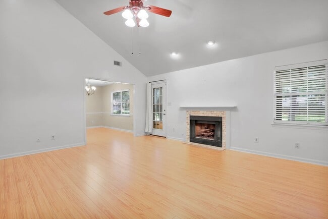 Building Photo - 8 N Nicholson Cir