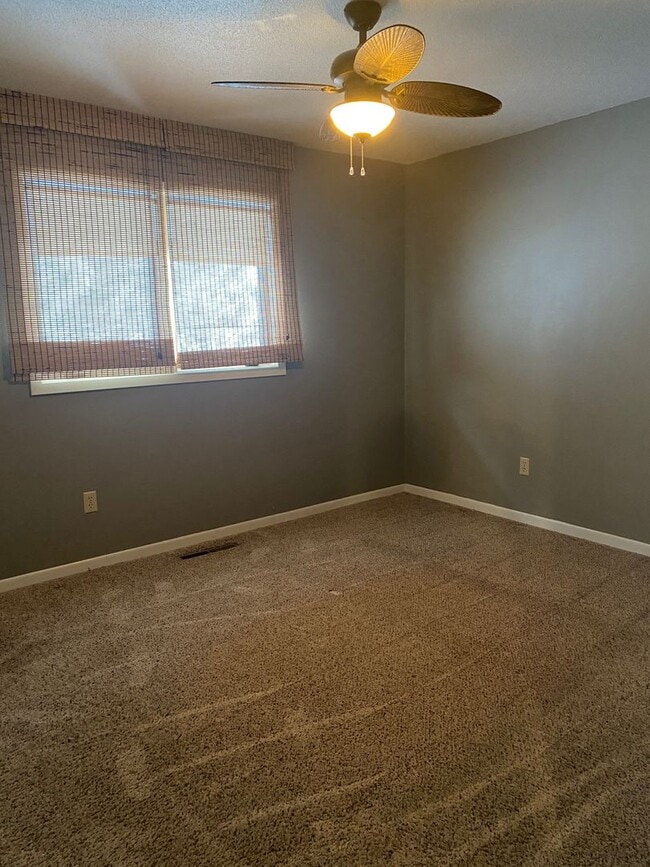 Building Photo - Charming Home w/ Spacious, Fenced yard